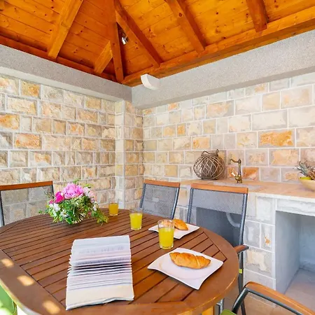 Hedera Estate, Hedera A18