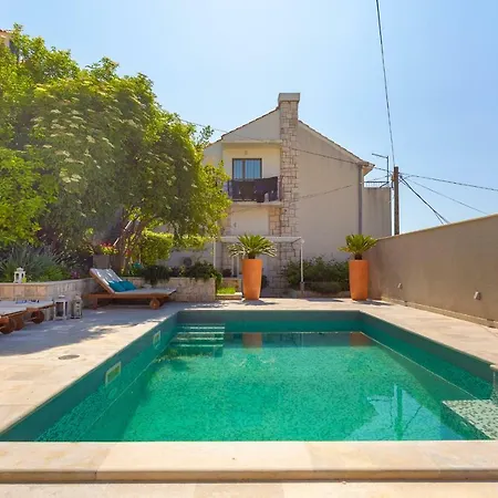 Hedera Estate, Hedera A18 *